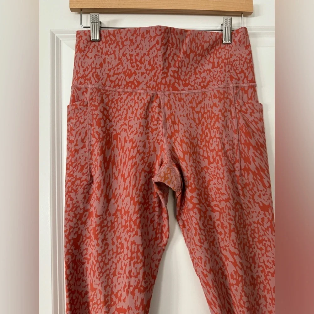 Athleta Salutation Stash Pocket II Printed 7/8 Tight Ocelot Spot Jewel Orange